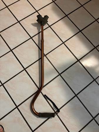 Sturdy copper walking cane with ergonomic handle.4 legs 1