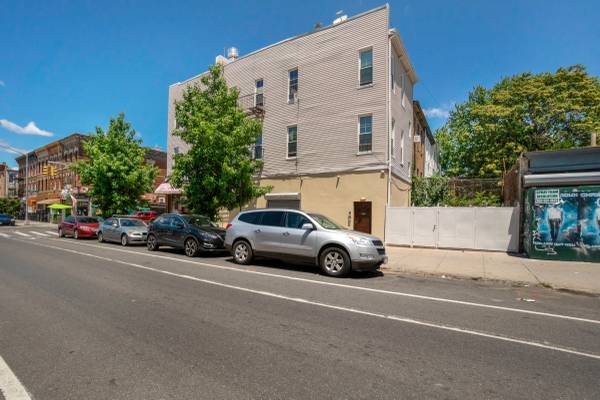 $1,825,000 / 6br - 3960ft2 - Corner Brick Turnkey 3-Family + Store in Prime Bushwick! (Bushwick)64033634109697121