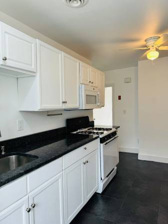 $2,040 / 2br - 2 BR Apartment available October 15, 2025! (West River)64010165454466121