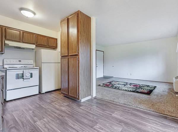 $1,850 / 3br - Amplio apartamento de 3 habitaciones que acepta mascotas con fácil acceso al MAX (SE Portland)63831327801347121