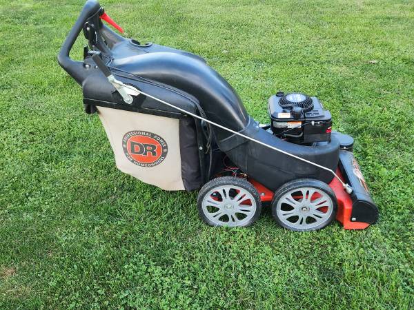 DR Self-propelled Lawn Leaf Vacuum  - 6HP Briggs & Stratton Engine - Great Condi 1