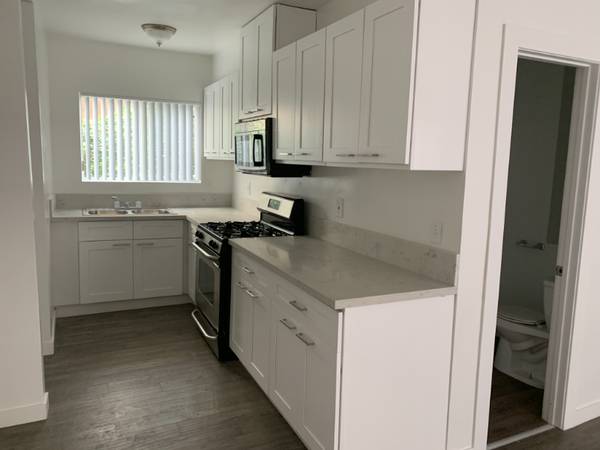 $2400.00 / 2br - 950ft2 - Newly Remodeled 2 Bedroom in Van Nuys!63701166536833123