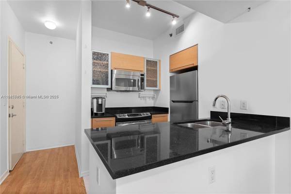 $3,000 / 1br - 704ft2 - Modern 1bd Condo at The Plaza on Brickell, Miami (Brickell, Miami)64051005804673121