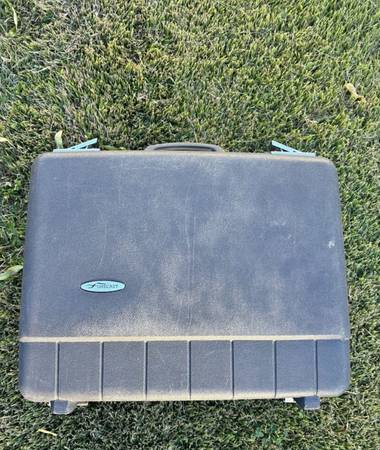 Vintage hard shell Forecast briefcase with key 1