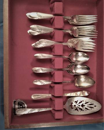 SILVER FLATWARE TUDOR ONEIDA COMMUNITY QUEEN BESS W/CHEST 40 PIECES 1