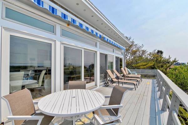 $1 / 3br - Salt Island Views: 4-Season Beach House (Gloucester, MA)63892102765186123