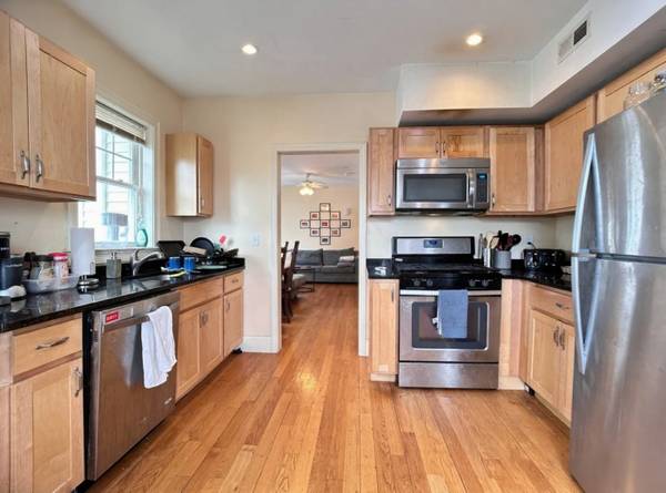 $4,400 / 5br - Updated Brighton 5 Bed For $4,400 AVAIL NOW NO FEE (Brighton)63810040100739120