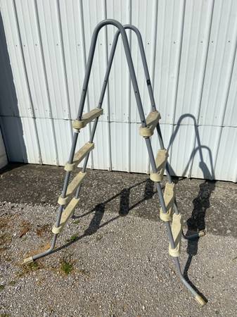 Pool ladder above ground pool in great condition. 1