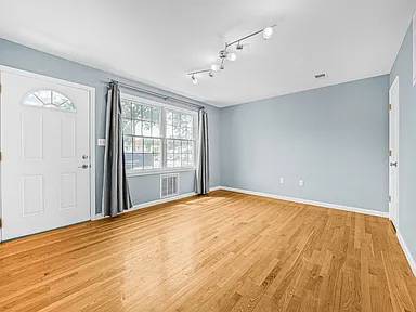 $910 / 1br - Renovated & Comfortable Apartment Steps from Transit (watsonville)63813686727425122