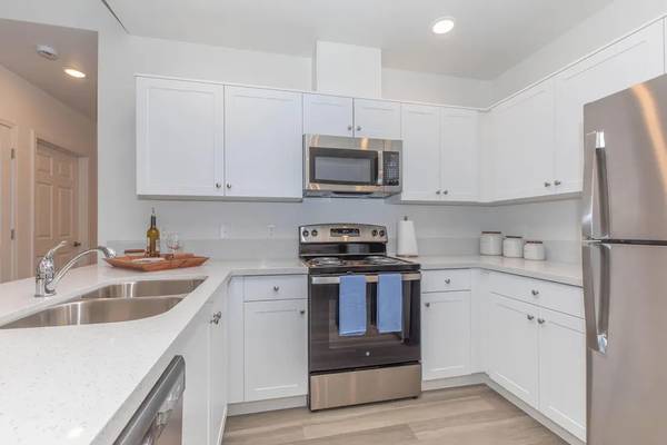$2,140 / 2br - 1106ft2 - EXPERIENCE ELEVATED LIVING! BEAUTIFUL & BRIGHT 2 BEDROOM APT HOME! (WHITE CABINETRY, QUARTZ COUNTER TOPS, AMPLE CLOSET SPACE!)64008333340290120