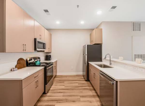 $1,192 / 1br - One Bedroom Apt w/a studio personality... open kitchen! (Burlington)64027276706178121