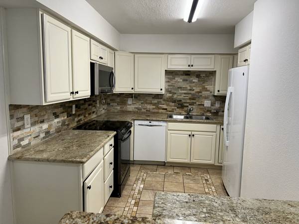 $1400.00 / 2br - 1076ft2 - 2BR/2BA con Garaje - Porter TX63906680444803124
