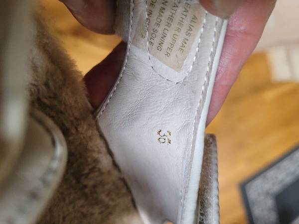 Zapatillas de cuero con forro de piel de oveja y correas de velcro Alias Mae Sherpa, talla 36 - $35 (Camas)63470448055937122