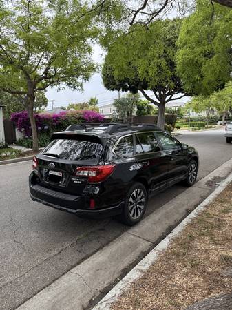 Subaru Outback Limited (2017) POCA MILLA - $16,990 (Santa Monica)63623782403459124