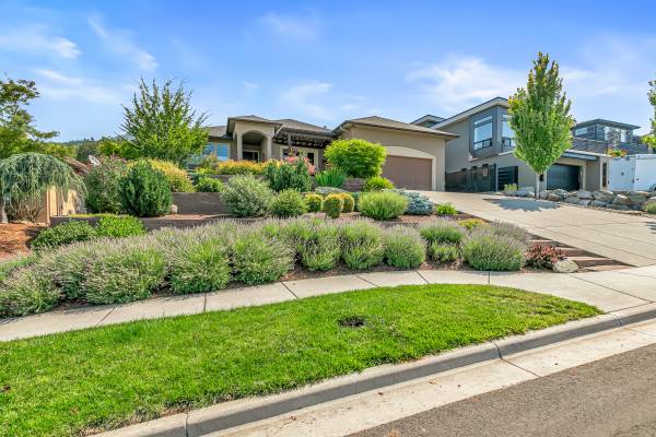 $775,000 / 3br - 2494ft2 - Single-level view home in the East Medford hills! 3BD/2BA+OFFICE (Medford)64192591066371122
