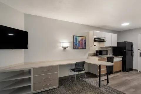 $1,199 / 1br - Suites de estilo de apartamento, estacionamiento al aire libre, 1/hab 1/ba (360 S 108th Ave, Omaha, NE)63681623926913124