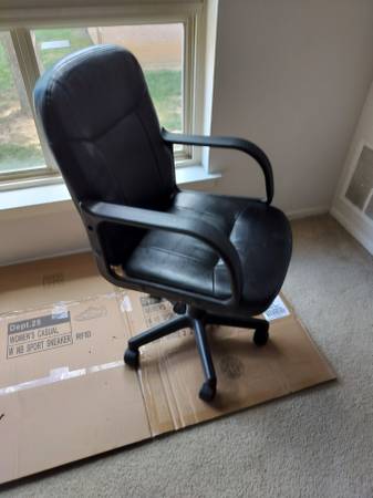 Computer desk chair $40 no email replies - $40 (NORTHEAST Phila)63471098401155123