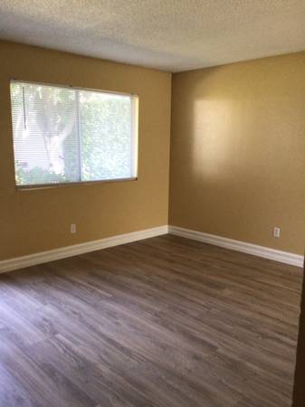 $2,498 / 2br - Hermosa casa dúplex de 2 habitaciones, 1 baño y garaje para 1 auto (Santa María)63663853990401120