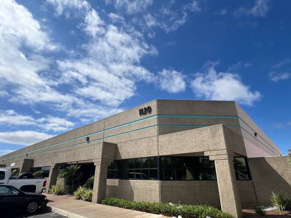 $11,039 / 8300ft2 - Warehouse with dock!  CHEAP Lease Rate! (Chula Vista)64217141865859123