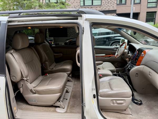 Toyota siennaXLE Limited premier edition fully loaded - $5,900 (Downtown Brooklyn)63469754081155122