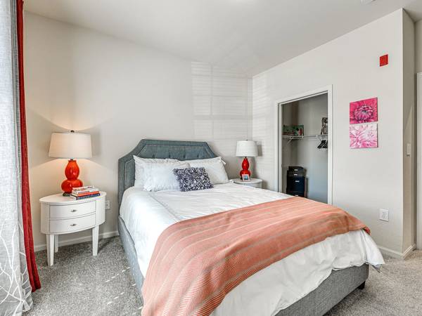 $1,710 / 3br - 1317ft2 - Relaxing Fire Pit, Free Pet Care Area, 3/bd63982133321219123