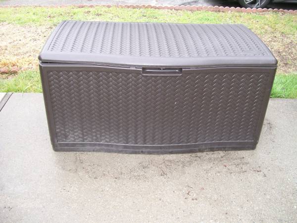 Suncast 150 Gallon Deck Box 1