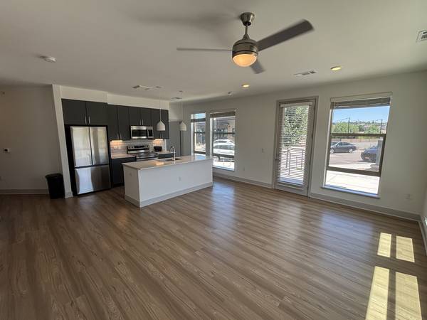Heritage Eagle Bend 2 Bed Spacious Corner Unit Walkout Patio Parker 1