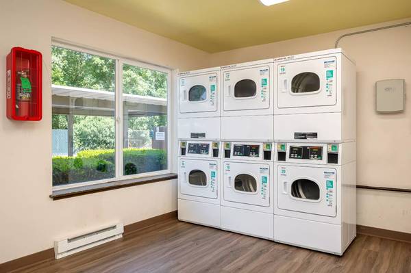 $1,549 / 2br - 775ft2 - Near major public transit and buslines! Great for commuters! (Gladstone/Milwaukie - Close to shopping & local restaurants!)63672547226883121
