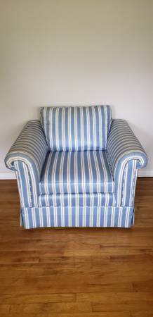 BEAUTIFUL COMFORTABLE BLUE AND WHITE STRIPE CHAIR 1