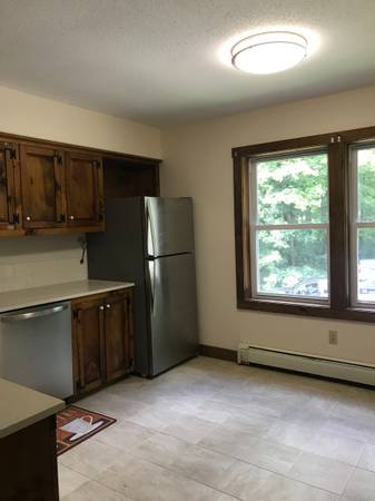 $1,550 / 2br - 800ft2 - Apartamento de 2 dormitorios en planta alta (Bristol, VT)63976979061506120