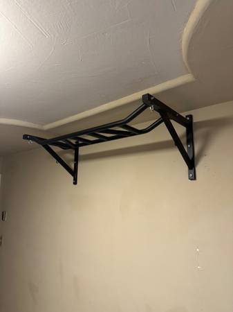 pull-Up Bar 1