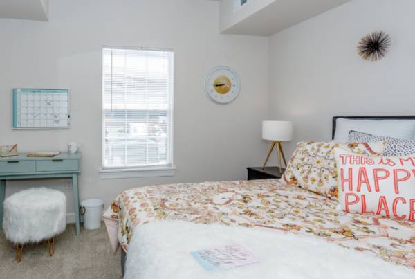 $1,196 / 3br - 1277ft2 - Check out our deals! The Pointe on College (Manhattan)63978412961410124