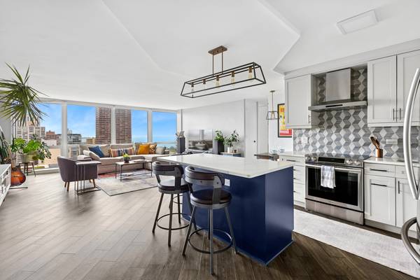 $515,000 / 2br - 1200ft2 - 2b2b condo newly renovated condo with views of lake and city (lakeview east)63960013634691120