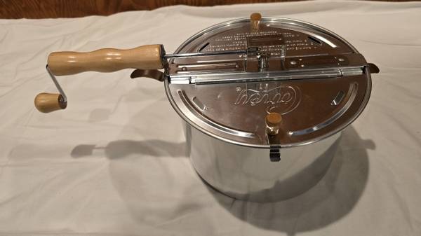 Carey Stovetop Popcorn Maker w/Bag of Popcorn 1