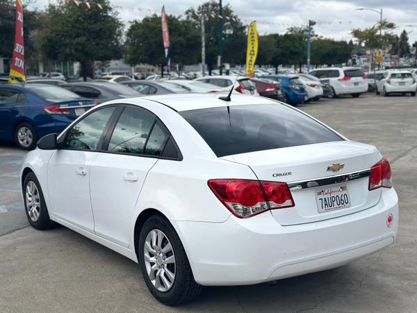 2013 Chevrolet Cruze LS Sedan 4D Eficiente en Combustible y Auto bajo $$10,000$$ - $6,900 (hayward / castro valley)63613140517249123