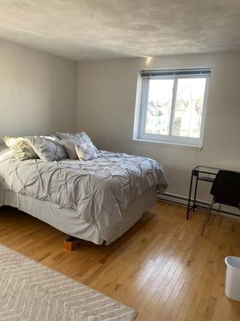 $3,550 / 2br - 700ft2 - Unidad esquinera de 2 habitaciones y 1 baño en piso superior con estacionamiento - ¡Disponible 23/9/2025! (Somerville, a pie de Gilman Sq Green line T)63620479955843124
