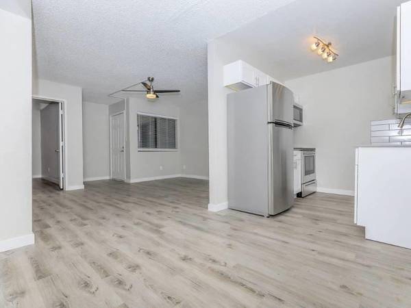 $1,349 / 2br - 918ft2 - Quartz Countertops, Ask About Our Specials, Great Location64024989093890120