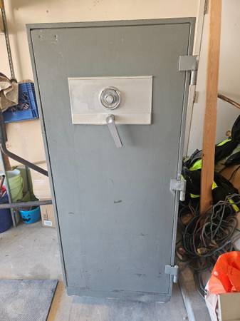 Sturdy Safe.  Guns, documents, jewelery 1