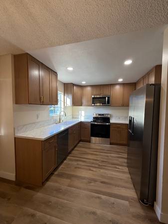 $3,100 / 2br - 1125ft2 - Gorgeous, remodeled condo with garage & 1 assigned parking space (Chula Vista)63865703254659120