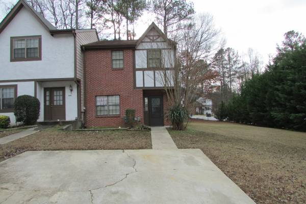 MOVE-IN SPECIAL! End Unit in Main Station with Hardwood Floors and Fir 1