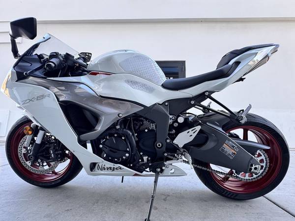 SARA白2025/11/26 M 2025 Kawasaki ZX636KSFAL NINJA ZX-6R - 636cc Options and Equipment