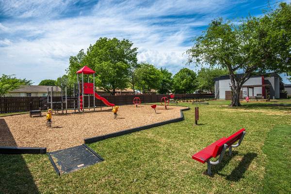 $1,263 / 2br - 853ft2 - Carpeting, BBQ/Picnic Area, Playground (1233 Castle Dr, Garland, TX)63796555970819124