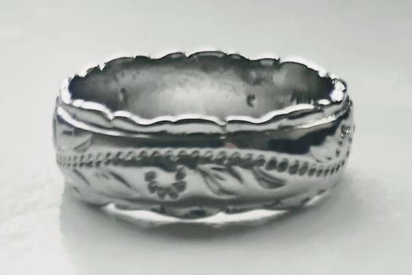 BRAND NEW - Sterling Silver Ring Embedded Leaf Motive (size 6.5) 1