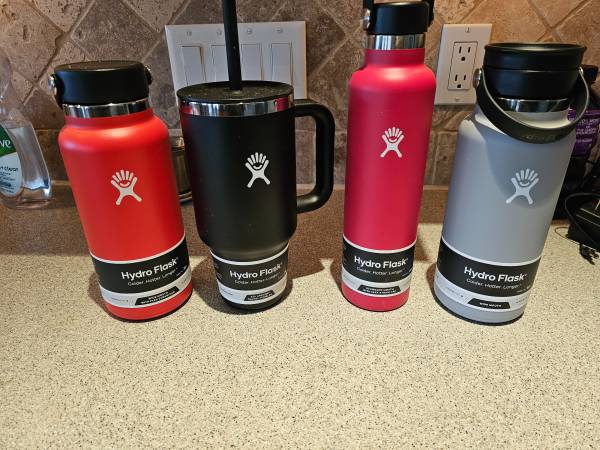 Hydroflask drinking water bottle brand new 1