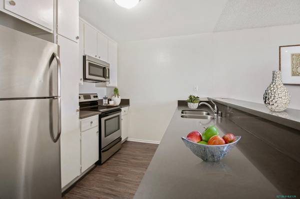 $2,200 / 500ft2 - Covered Parking - STUDIO in West Los Angeles - Stainless Steel Appls (West Los Angeles)63863895419651123