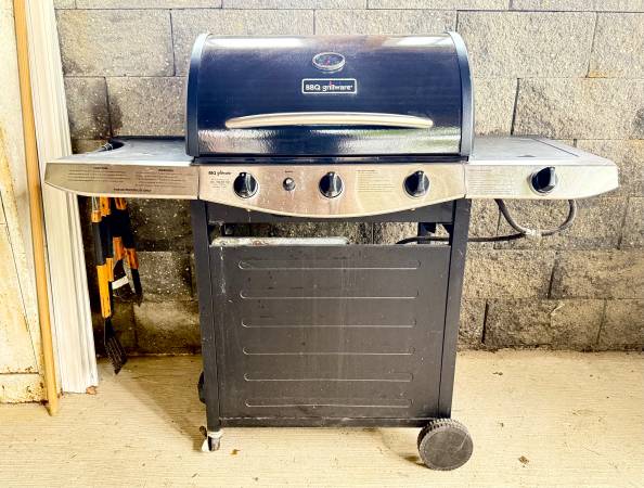 BBQ Grillware 3 Burner Grill w/2 Propane Tanks 1