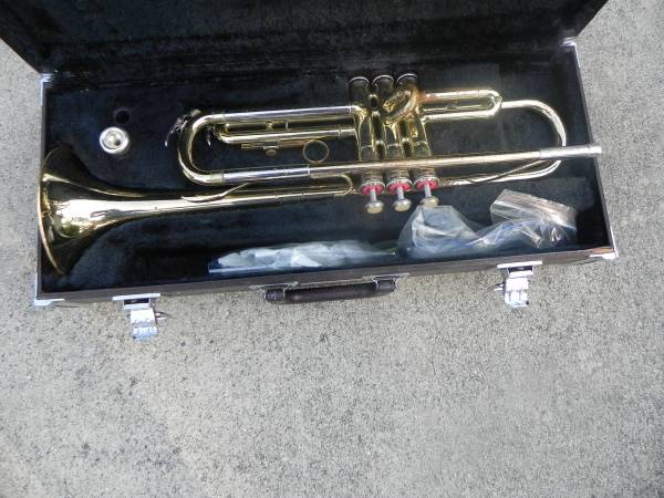 Yamaha Trumpet with Case YTR- 2335 1