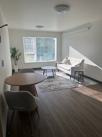 $1,400 / 1br - 691ft2 - Large 1bd 1bth Spacious , light rail , park, shopping 2mins away COME (RAINER VALLEY)63870757563395121
