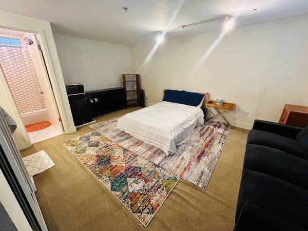 $615 Private bedroom and bath available now in quiet home (Omaha)63681733053571121