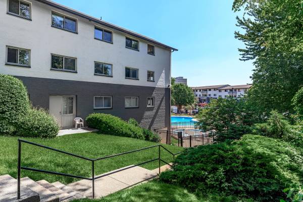 $2,120 / 2br - 925ft2 - Beautiful Landscaping, Balcony or Patio, 2/BD (4820 Kenmore Avenue, Alexandria, VA)63896276949506121
